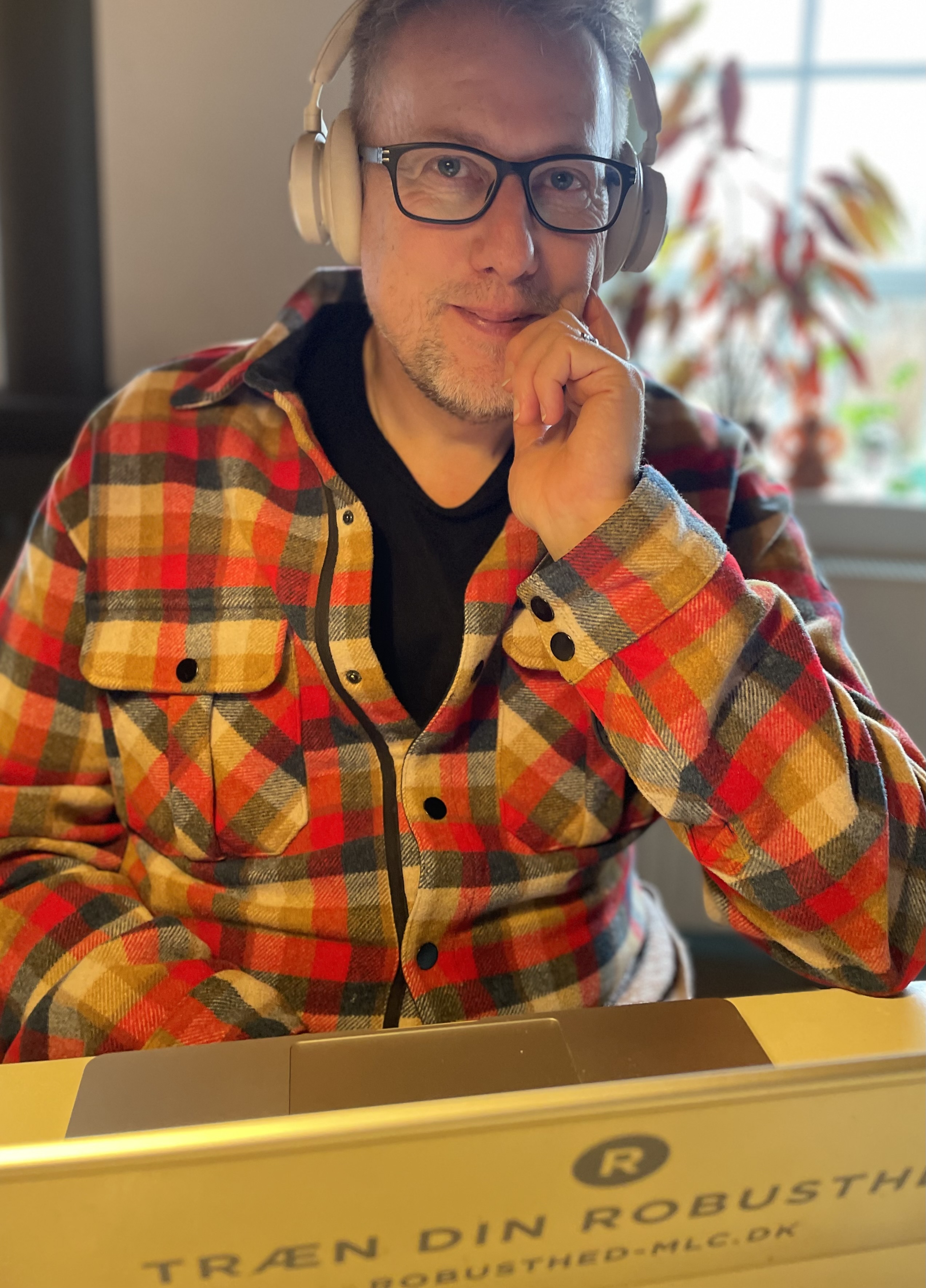 Martin ved computer i refleksion